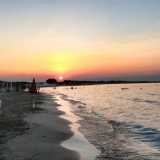 L�ultima frazione di Carovigno prima di arrivare a Torre Guaceto, � Specchiolla, un po� la �marina� degli abitanti di San Vito dei Normanni, che l'hanno resa la propria meta estiva preferita. La spiaggia pi� nota � il Lido sabbia d'oro, che fotografiamo al tramonto (foto di Antonio Colella)